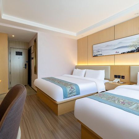 East Sacred Hotel--Very Near Beijing Tiananmen Square ,The Forbidden City,The Temple Of Heaven ,3 Minutes' Walk To Wangfujing Subway ,Located In The Center Of Beijing, Many Shopping Malls Around,Newly Renovated Hotel-Able To Receive Foreign Guests Pequim Exterior foto