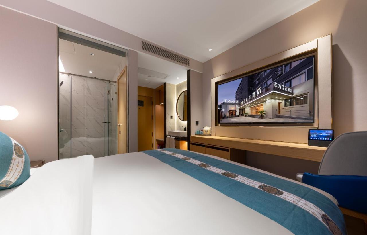 East Sacred Hotel--Very Near Beijing Tiananmen Square ,The Forbidden City,The Temple Of Heaven ,3 Minutes' Walk To Wangfujing Subway ,Located In The Center Of Beijing, Many Shopping Malls Around,Newly Renovated Hotel-Able To Receive Foreign Guests Pequim Exterior foto Deluxe Room