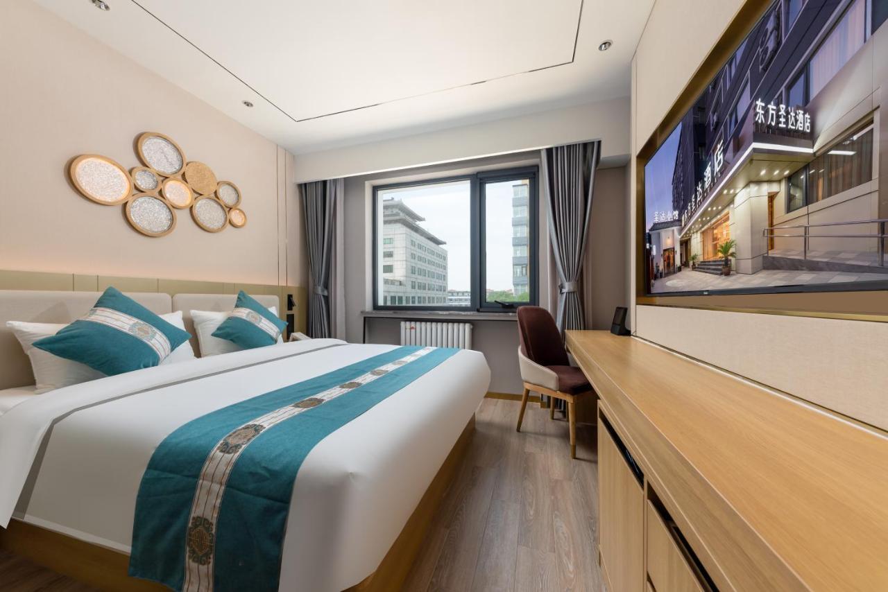 East Sacred Hotel--Very Near Beijing Tiananmen Square ,The Forbidden City,The Temple Of Heaven ,3 Minutes' Walk To Wangfujing Subway ,Located In The Center Of Beijing, Many Shopping Malls Around,Newly Renovated Hotel-Able To Receive Foreign Guests Pequim Exterior foto A room at the hotel