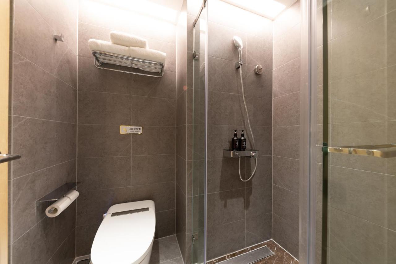 East Sacred Hotel--Very Near Beijing Tiananmen Square ,The Forbidden City,The Temple Of Heaven ,3 Minutes' Walk To Wangfujing Subway ,Located In The Center Of Beijing, Many Shopping Malls Around,Newly Renovated Hotel-Able To Receive Foreign Guests Pequim Exterior foto A shower cubicle