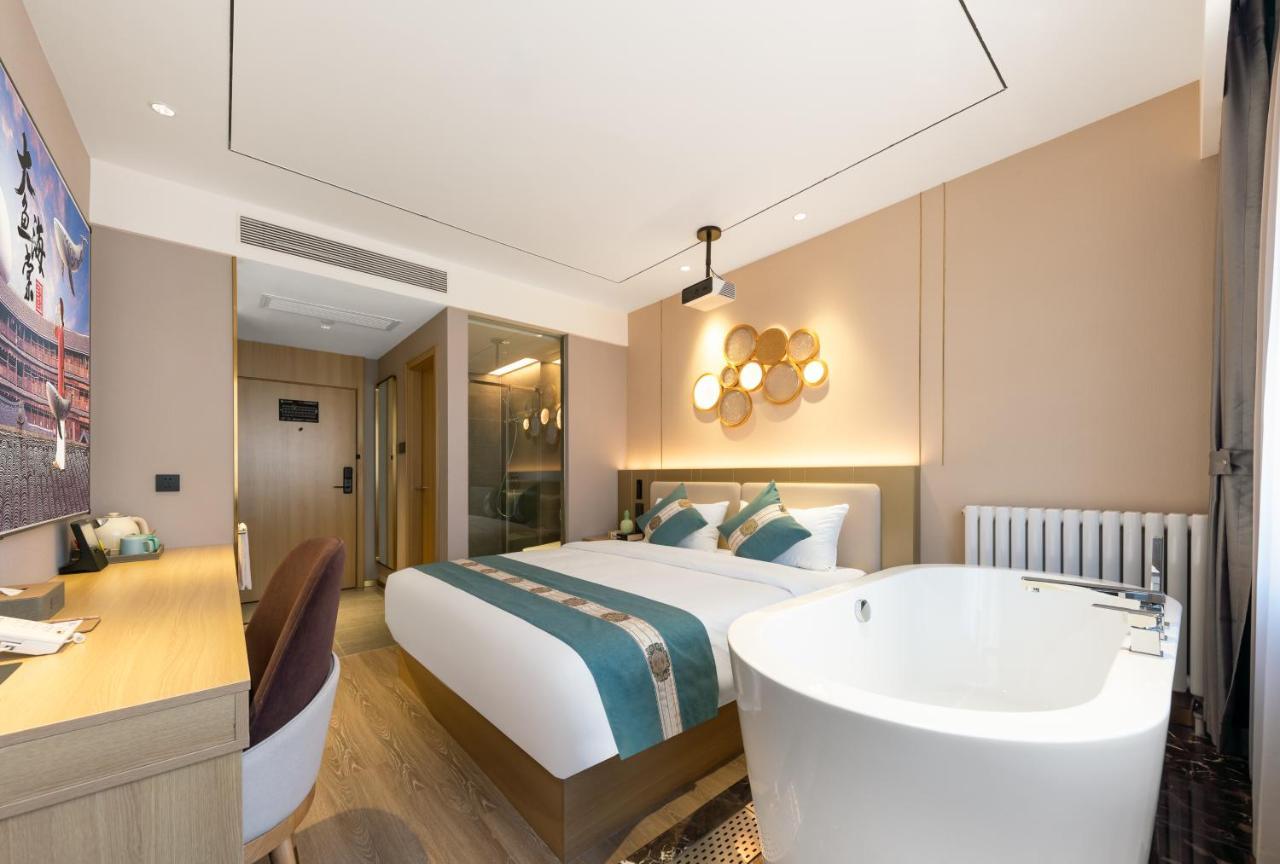 East Sacred Hotel--Very Near Beijing Tiananmen Square ,The Forbidden City,The Temple Of Heaven ,3 Minutes' Walk To Wangfujing Subway ,Located In The Center Of Beijing, Many Shopping Malls Around,Newly Renovated Hotel-Able To Receive Foreign Guests Pequim Exterior foto Deluxe Room