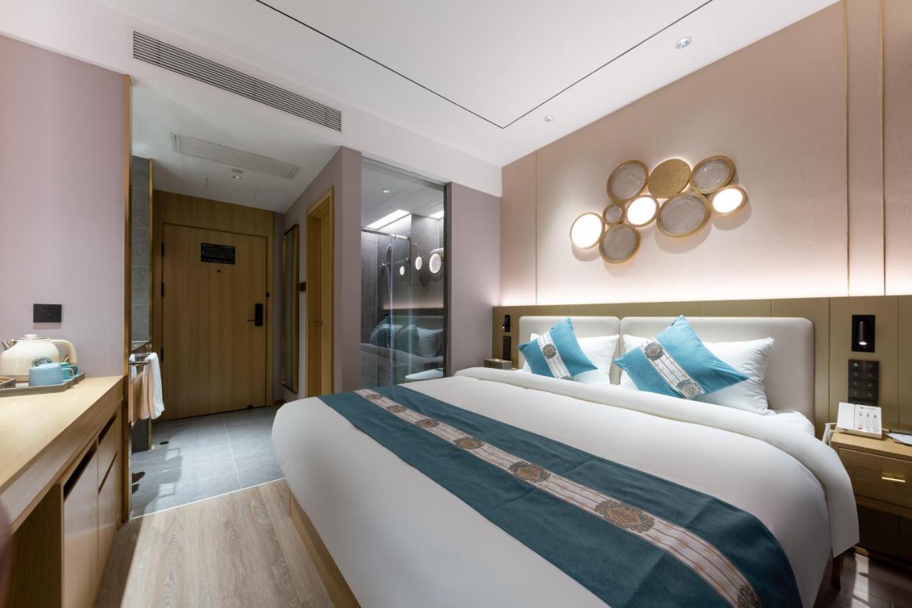 East Sacred Hotel--Very Near Beijing Tiananmen Square ,The Forbidden City,The Temple Of Heaven ,3 Minutes' Walk To Wangfujing Subway ,Located In The Center Of Beijing, Many Shopping Malls Around,Newly Renovated Hotel-Able To Receive Foreign Guests Pequim Exterior foto A room at the hotel
