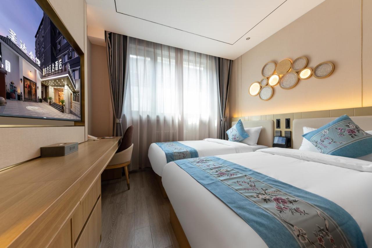 East Sacred Hotel--Very Near Beijing Tiananmen Square ,The Forbidden City,The Temple Of Heaven ,3 Minutes' Walk To Wangfujing Subway ,Located In The Center Of Beijing, Many Shopping Malls Around,Newly Renovated Hotel-Able To Receive Foreign Guests Pequim Exterior foto Deluxe Room