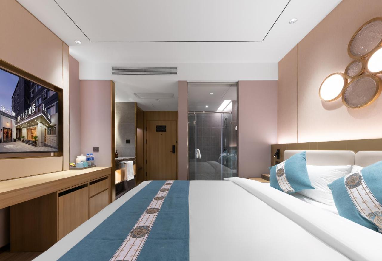 East Sacred Hotel--Very Near Beijing Tiananmen Square ,The Forbidden City,The Temple Of Heaven ,3 Minutes' Walk To Wangfujing Subway ,Located In The Center Of Beijing, Many Shopping Malls Around,Newly Renovated Hotel-Able To Receive Foreign Guests Pequim Exterior foto Deluxe room