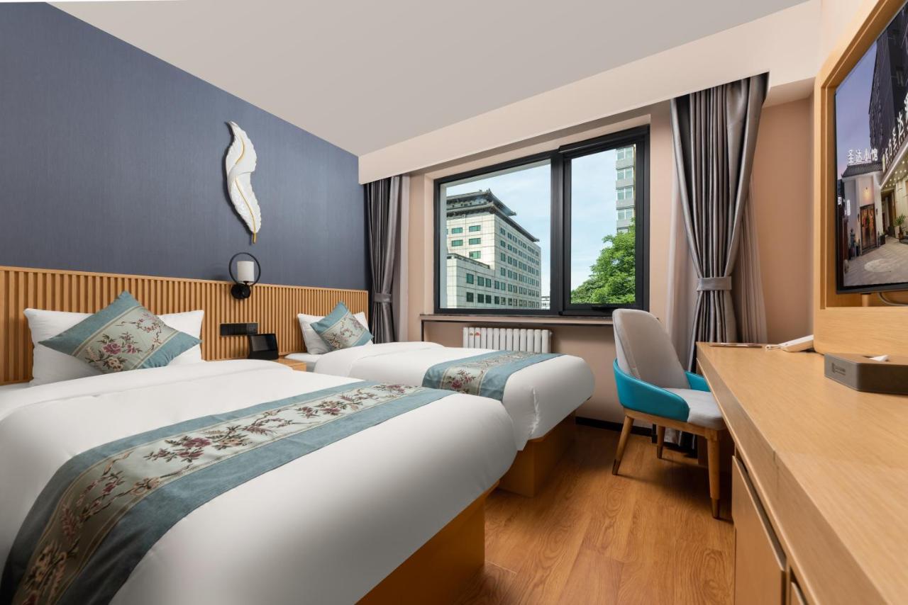 East Sacred Hotel--Very Near Beijing Tiananmen Square ,The Forbidden City,The Temple Of Heaven ,3 Minutes' Walk To Wangfujing Subway ,Located In The Center Of Beijing, Many Shopping Malls Around,Newly Renovated Hotel-Able To Receive Foreign Guests Pequim Exterior foto