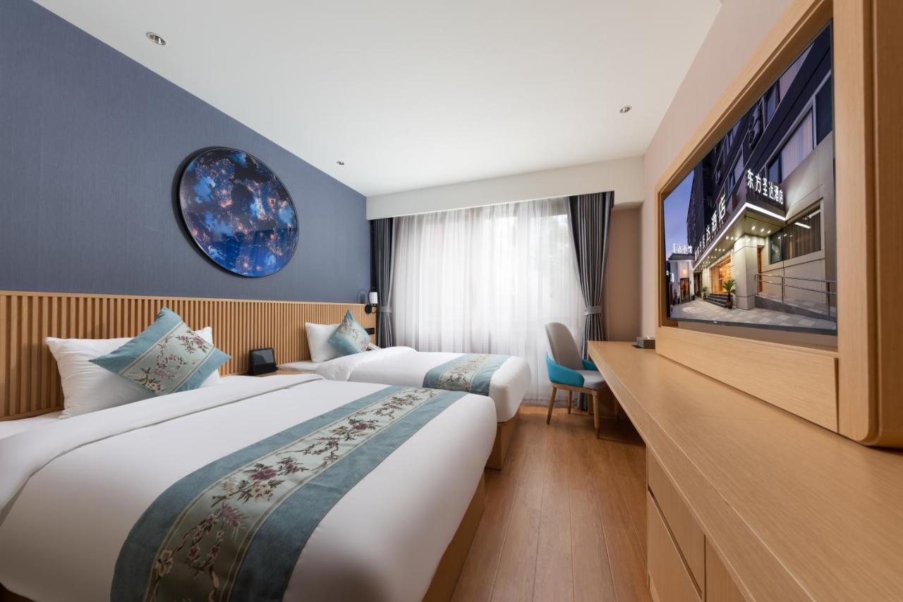 East Sacred Hotel--Very Near Beijing Tiananmen Square ,The Forbidden City,The Temple Of Heaven ,3 Minutes' Walk To Wangfujing Subway ,Located In The Center Of Beijing, Many Shopping Malls Around,Newly Renovated Hotel-Able To Receive Foreign Guests Pequim Exterior foto Deluxe room