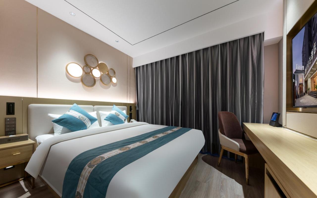 East Sacred Hotel--Very Near Beijing Tiananmen Square ,The Forbidden City,The Temple Of Heaven ,3 Minutes' Walk To Wangfujing Subway ,Located In The Center Of Beijing, Many Shopping Malls Around,Newly Renovated Hotel-Able To Receive Foreign Guests Pequim Exterior foto A bedroom in the hotel