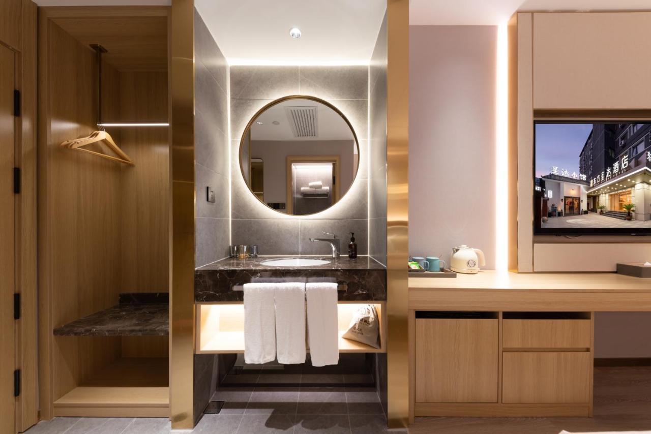 East Sacred Hotel--Very Near Beijing Tiananmen Square ,The Forbidden City,The Temple Of Heaven ,3 Minutes' Walk To Wangfujing Subway ,Located In The Center Of Beijing, Many Shopping Malls Around,Newly Renovated Hotel-Able To Receive Foreign Guests Pequim Exterior foto Bathroom