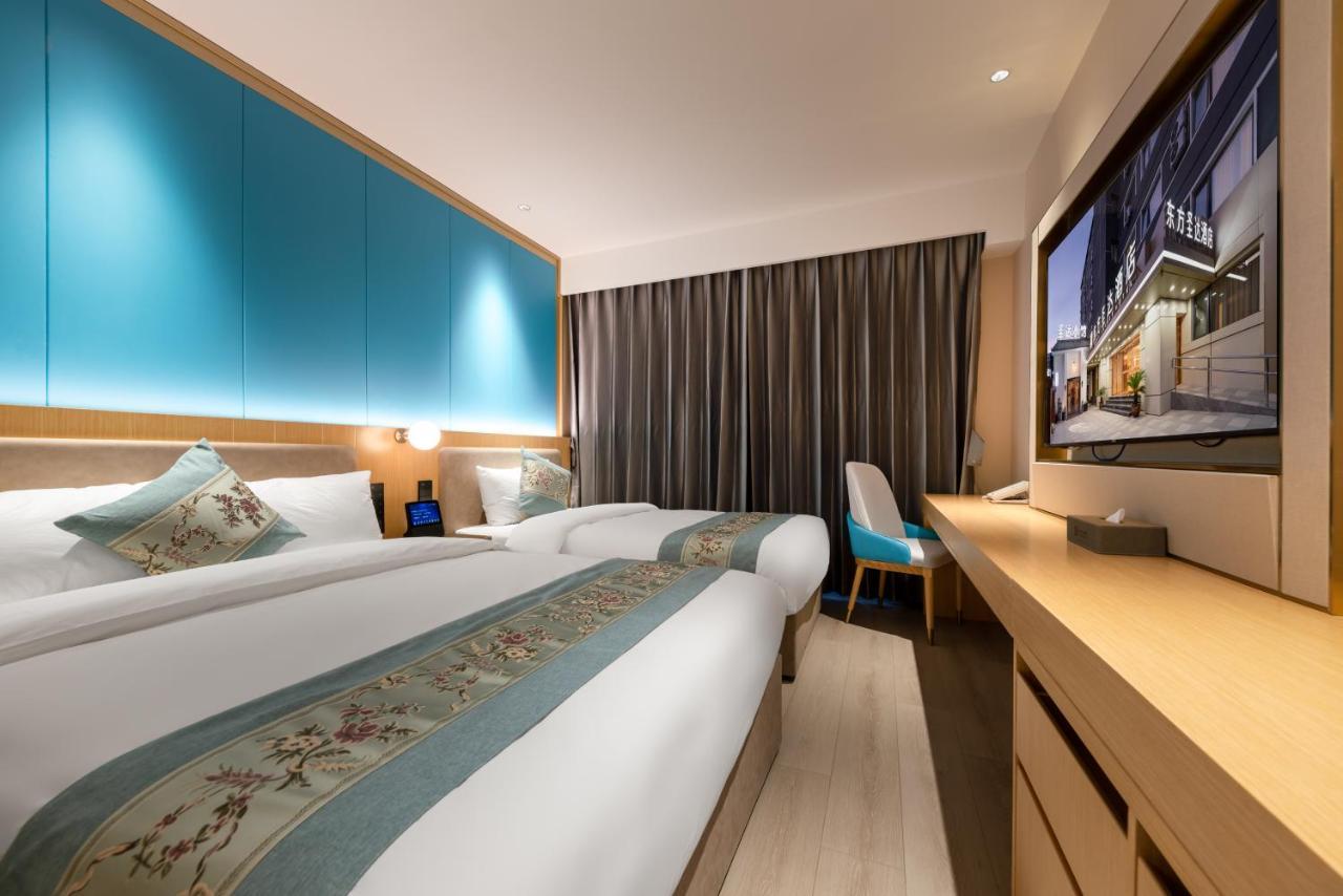 East Sacred Hotel--Very Near Beijing Tiananmen Square ,The Forbidden City,The Temple Of Heaven ,3 Minutes' Walk To Wangfujing Subway ,Located In The Center Of Beijing, Many Shopping Malls Around,Newly Renovated Hotel-Able To Receive Foreign Guests Pequim Exterior foto Deluxe Room