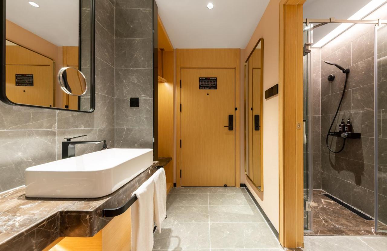 East Sacred Hotel--Very Near Beijing Tiananmen Square ,The Forbidden City,The Temple Of Heaven ,3 Minutes' Walk To Wangfujing Subway ,Located In The Center Of Beijing, Many Shopping Malls Around,Newly Renovated Hotel-Able To Receive Foreign Guests Pequim Exterior foto Bathroom