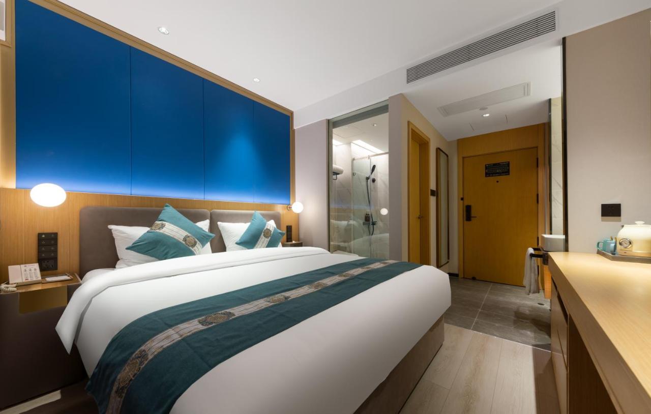East Sacred Hotel--Very Near Beijing Tiananmen Square ,The Forbidden City,The Temple Of Heaven ,3 Minutes' Walk To Wangfujing Subway ,Located In The Center Of Beijing, Many Shopping Malls Around,Newly Renovated Hotel-Able To Receive Foreign Guests Pequim Exterior foto Deluxe room
