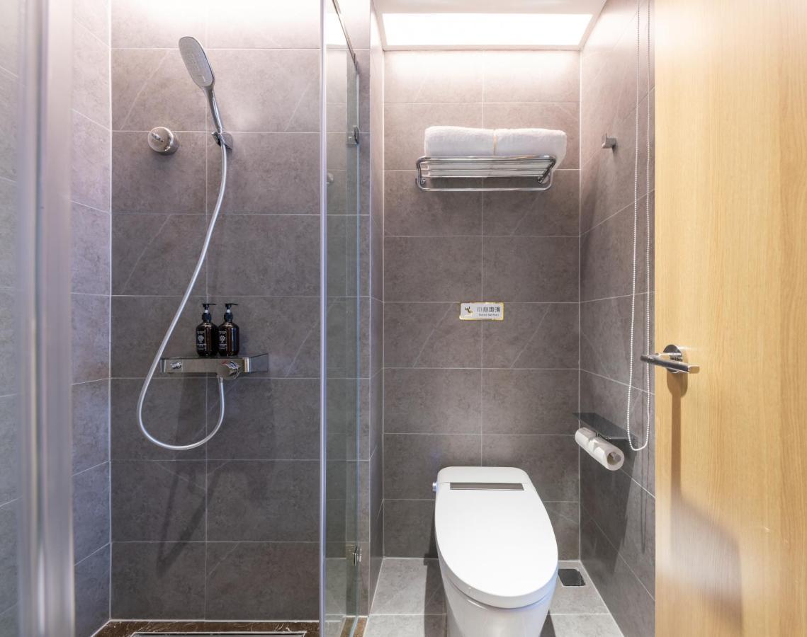 East Sacred Hotel--Very Near Beijing Tiananmen Square ,The Forbidden City,The Temple Of Heaven ,3 Minutes' Walk To Wangfujing Subway ,Located In The Center Of Beijing, Many Shopping Malls Around,Newly Renovated Hotel-Able To Receive Foreign Guests Pequim Exterior foto A wet room in a hotel