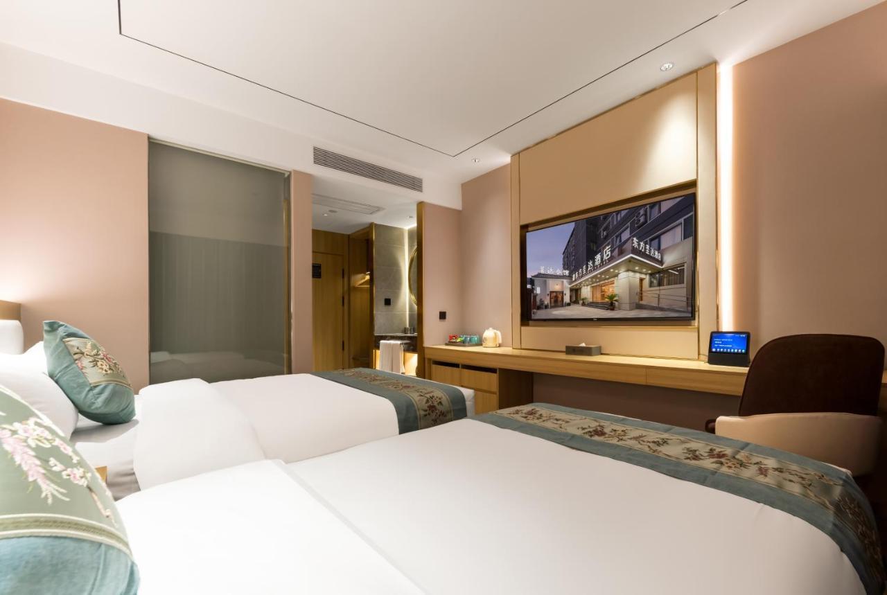 East Sacred Hotel--Very Near Beijing Tiananmen Square ,The Forbidden City,The Temple Of Heaven ,3 Minutes' Walk To Wangfujing Subway ,Located In The Center Of Beijing, Many Shopping Malls Around,Newly Renovated Hotel-Able To Receive Foreign Guests Pequim Exterior foto Deluxe Room