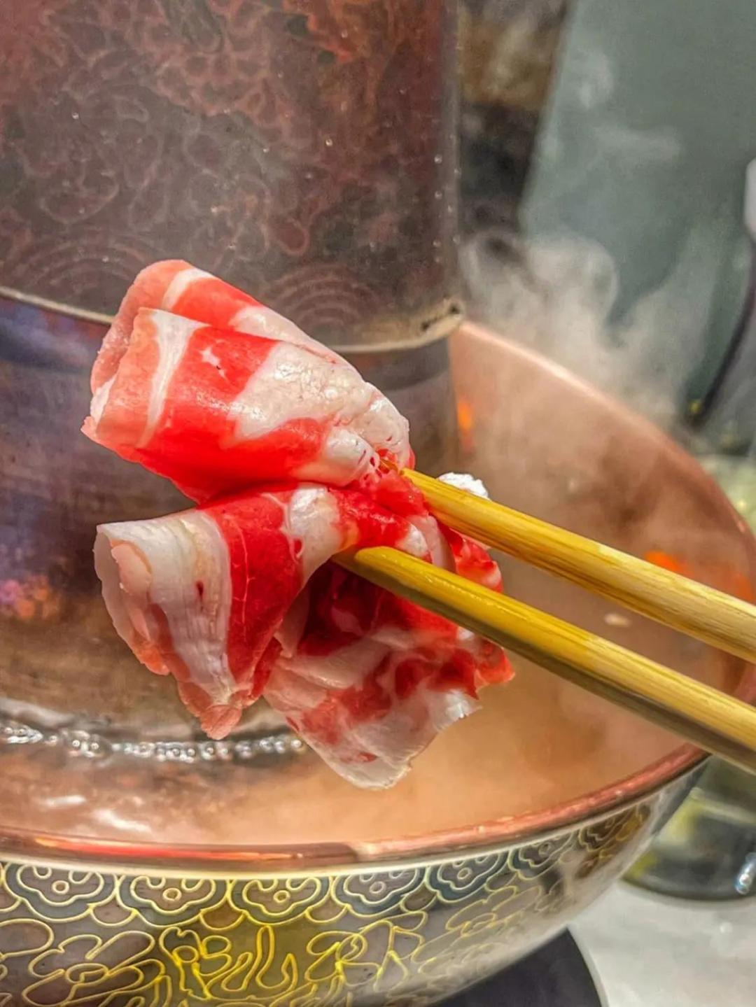 East Sacred Hotel--Very Near Beijing Tiananmen Square ,The Forbidden City,The Temple Of Heaven ,3 Minutes' Walk To Wangfujing Subway ,Located In The Center Of Beijing, Many Shopping Malls Around,Newly Renovated Hotel-Able To Receive Foreign Guests Pequim Exterior foto Marinated lamb