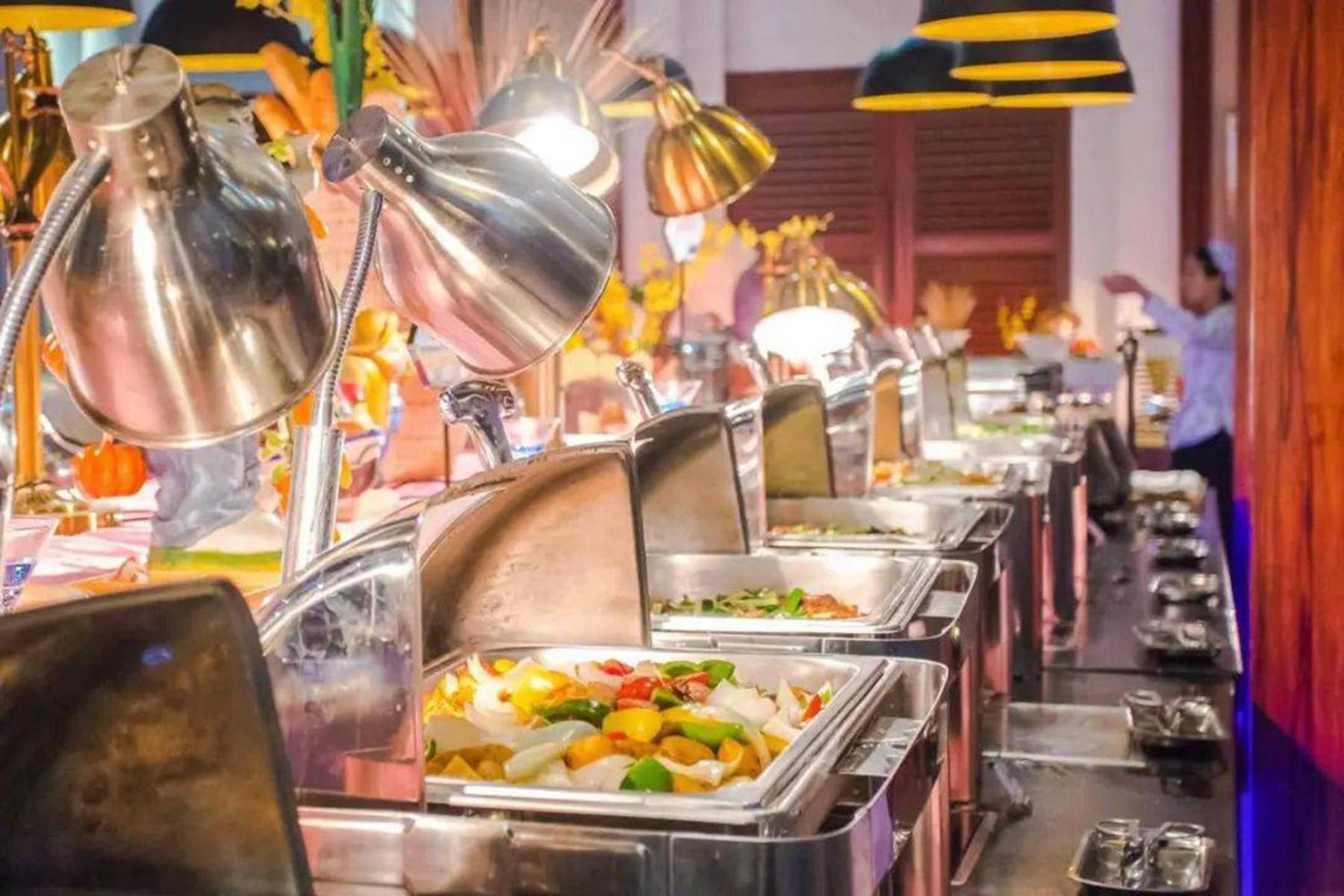 East Sacred Hotel--Very Near Beijing Tiananmen Square ,The Forbidden City,The Temple Of Heaven ,3 Minutes' Walk To Wangfujing Subway ,Located In The Center Of Beijing, Many Shopping Malls Around,Newly Renovated Hotel-Able To Receive Foreign Guests Pequim Exterior foto A buffet at a restaurant
