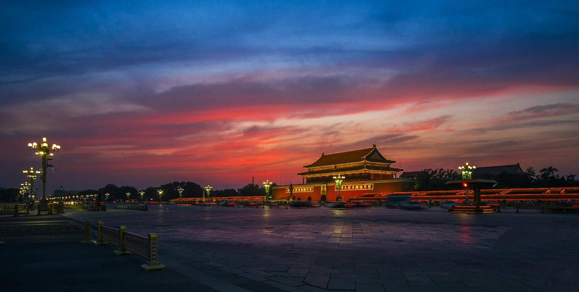 East Sacred Hotel--Very Near Beijing Tiananmen Square ,The Forbidden City,The Temple Of Heaven ,3 Minutes' Walk To Wangfujing Subway ,Located In The Center Of Beijing, Many Shopping Malls Around,Newly Renovated Hotel-Able To Receive Foreign Guests Pequim Exterior foto The Forbidden City at sunset