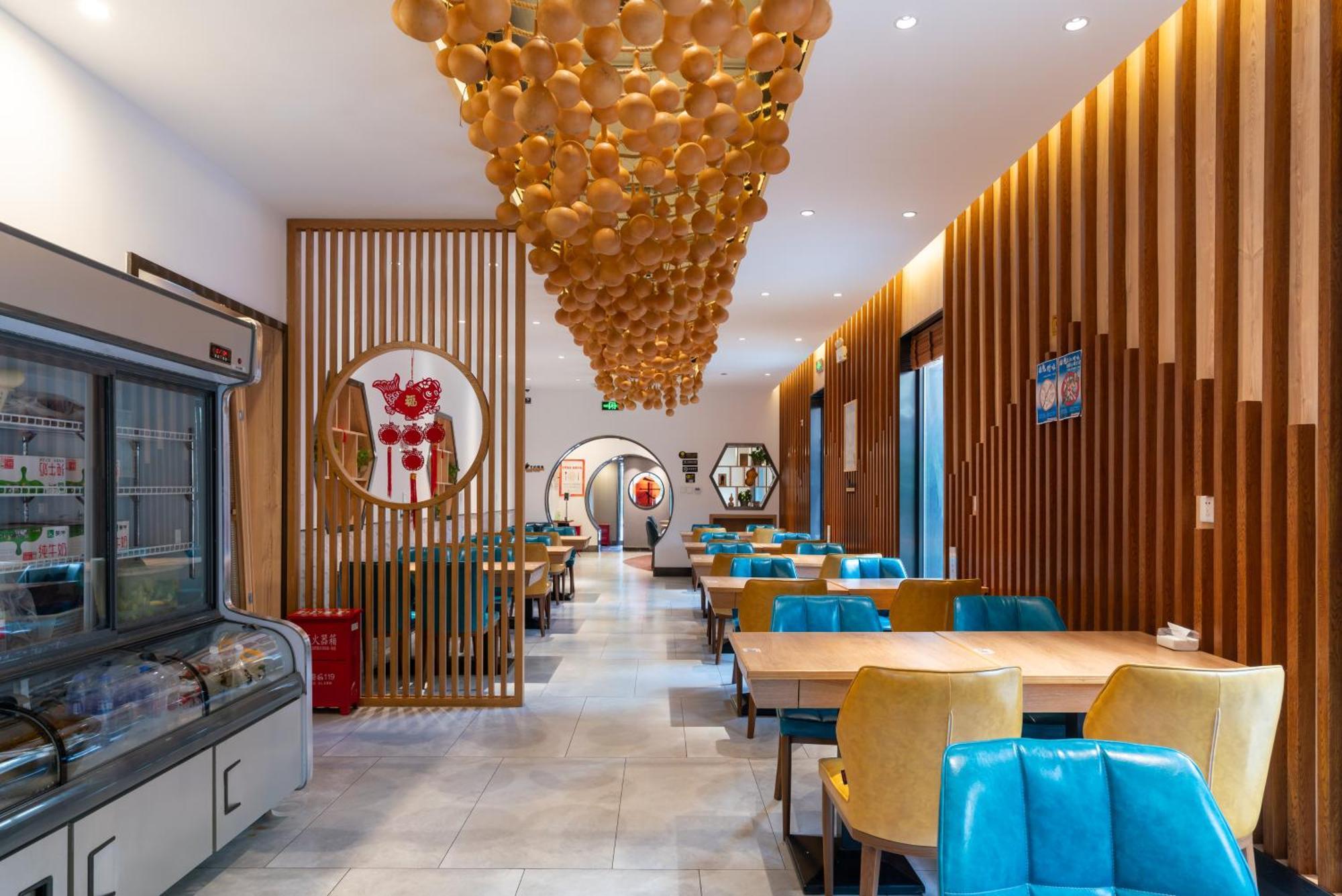East Sacred Hotel--Very Near Beijing Tiananmen Square ,The Forbidden City,The Temple Of Heaven ,3 Minutes' Walk To Wangfujing Subway ,Located In The Center Of Beijing, Many Shopping Malls Around,Newly Renovated Hotel-Able To Receive Foreign Guests Pequim Exterior foto Interior of a restaurant in China