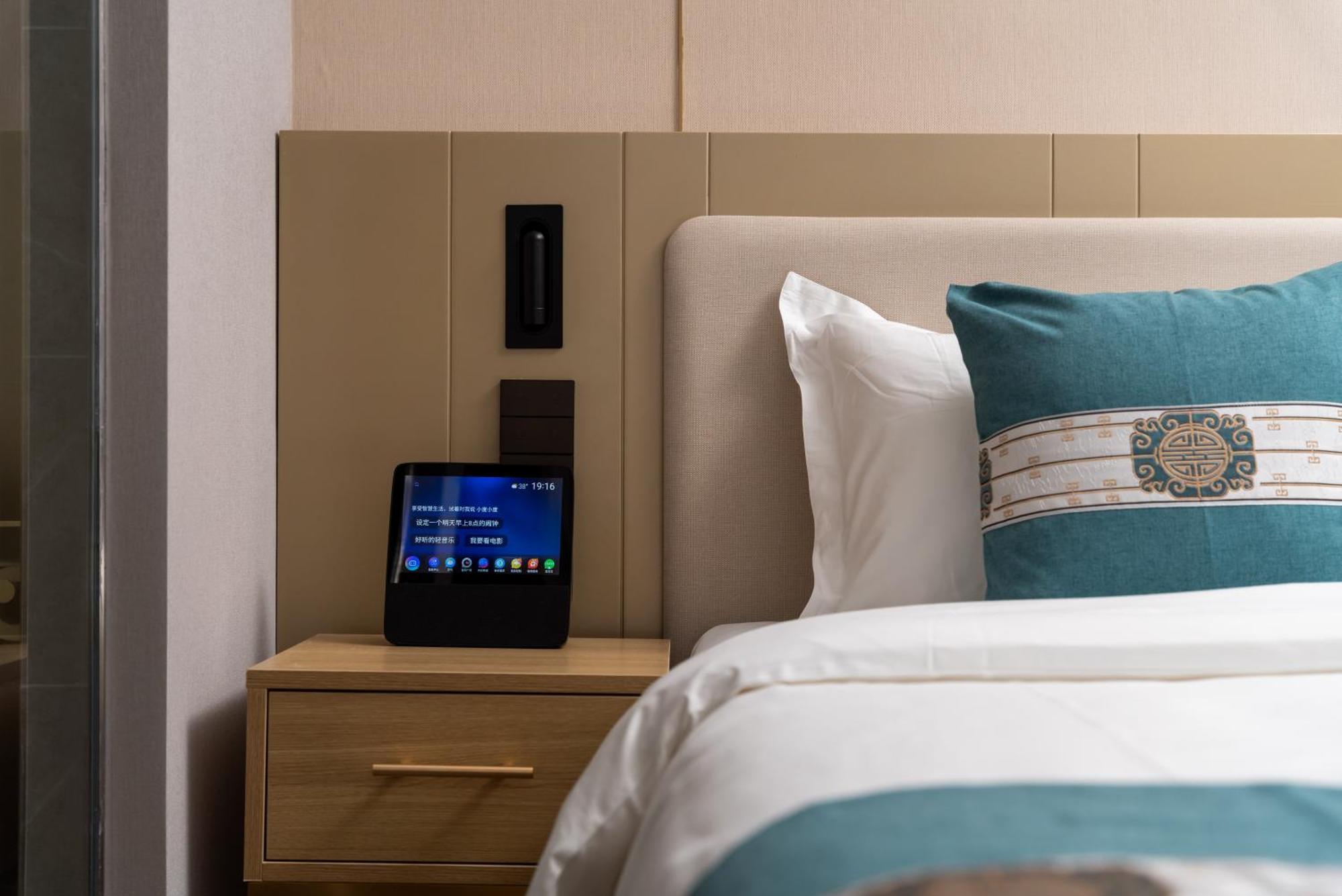 East Sacred Hotel--Very Near Beijing Tiananmen Square ,The Forbidden City,The Temple Of Heaven ,3 Minutes' Walk To Wangfujing Subway ,Located In The Center Of Beijing, Many Shopping Malls Around,Newly Renovated Hotel-Able To Receive Foreign Guests Pequim Exterior foto A smart hotel room