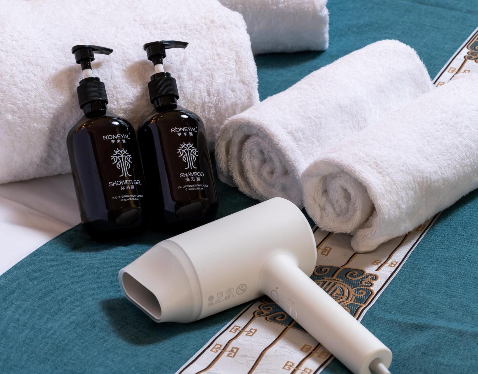 East Sacred Hotel--Very Near Beijing Tiananmen Square ,The Forbidden City,The Temple Of Heaven ,3 Minutes' Walk To Wangfujing Subway ,Located In The Center Of Beijing, Many Shopping Malls Around,Newly Renovated Hotel-Able To Receive Foreign Guests Pequim Exterior foto A hair dryer