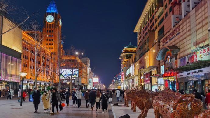East Sacred Hotel--Very Near Beijing Tiananmen Square ,The Forbidden City,The Temple Of Heaven ,3 Minutes' Walk To Wangfujing Subway ,Located In The Center Of Beijing, Many Shopping Malls Around,Newly Renovated Hotel-Able To Receive Foreign Guests Pequim Exterior foto The Bund at night