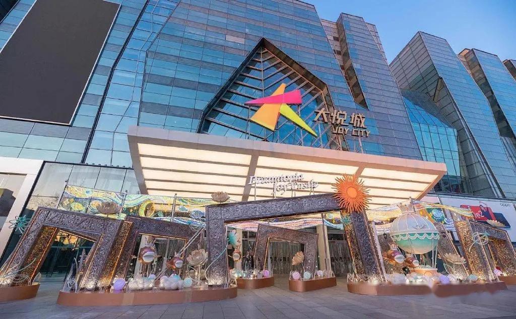 East Sacred Hotel--Very Near Beijing Tiananmen Square ,The Forbidden City,The Temple Of Heaven ,3 Minutes' Walk To Wangfujing Subway ,Located In The Center Of Beijing, Many Shopping Malls Around,Newly Renovated Hotel-Able To Receive Foreign Guests Pequim Exterior foto Main entrance