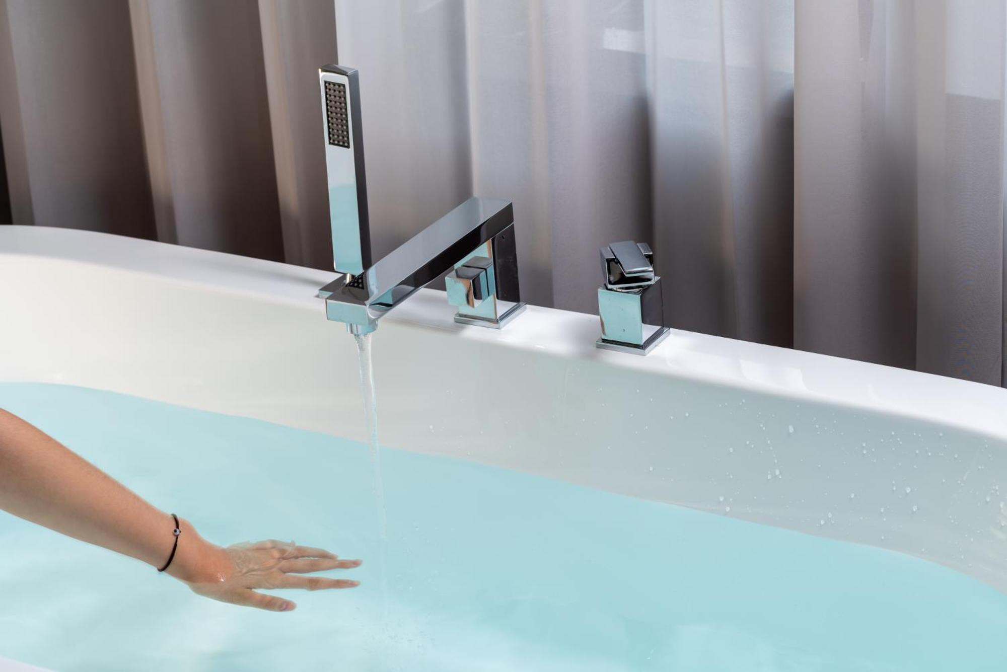 East Sacred Hotel--Very Near Beijing Tiananmen Square ,The Forbidden City,The Temple Of Heaven ,3 Minutes' Walk To Wangfujing Subway ,Located In The Center Of Beijing, Many Shopping Malls Around,Newly Renovated Hotel-Able To Receive Foreign Guests Pequim Exterior foto A modern bathtub faucet