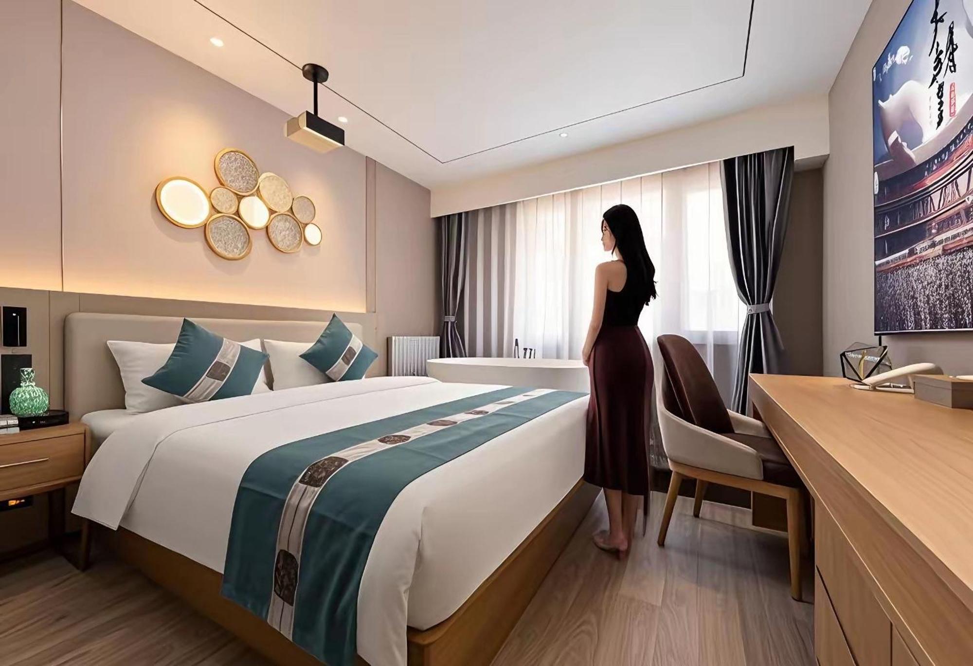 East Sacred Hotel--Very Near Beijing Tiananmen Square ,The Forbidden City,The Temple Of Heaven ,3 Minutes' Walk To Wangfujing Subway ,Located In The Center Of Beijing, Many Shopping Malls Around,Newly Renovated Hotel-Able To Receive Foreign Guests Pequim Exterior foto A room at the hotel