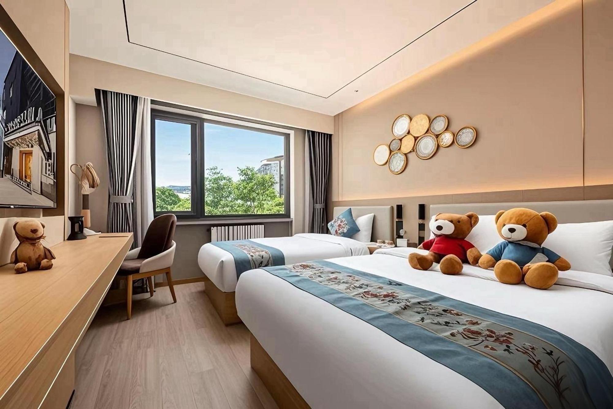 East Sacred Hotel--Very Near Beijing Tiananmen Square ,The Forbidden City,The Temple Of Heaven ,3 Minutes' Walk To Wangfujing Subway ,Located In The Center Of Beijing, Many Shopping Malls Around,Newly Renovated Hotel-Able To Receive Foreign Guests Pequim Exterior foto Deluxe Room
