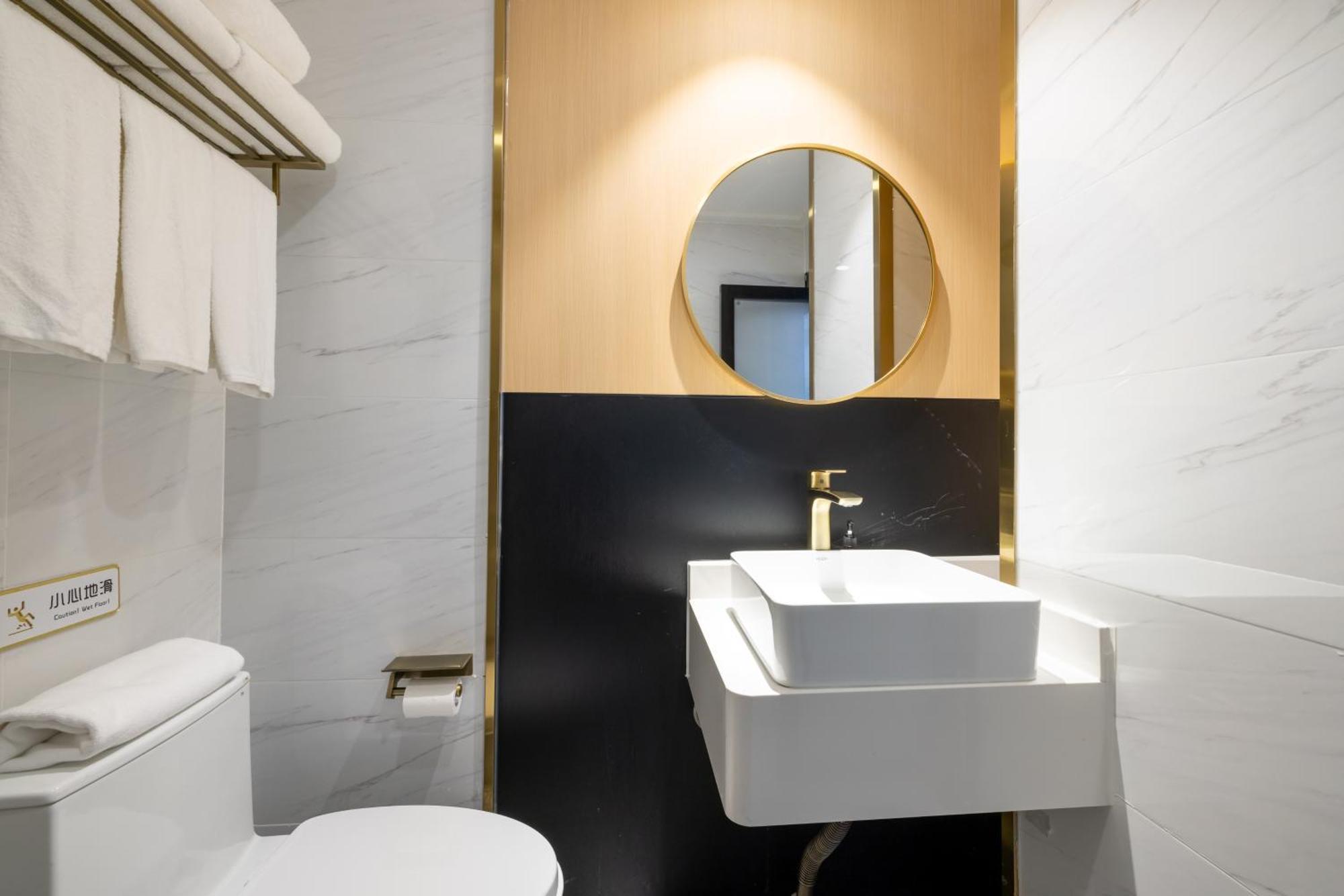East Sacred Hotel--Very Near Beijing Tiananmen Square ,The Forbidden City,The Temple Of Heaven ,3 Minutes' Walk To Wangfujing Subway ,Located In The Center Of Beijing, Many Shopping Malls Around,Newly Renovated Hotel-Able To Receive Foreign Guests Pequim Exterior foto