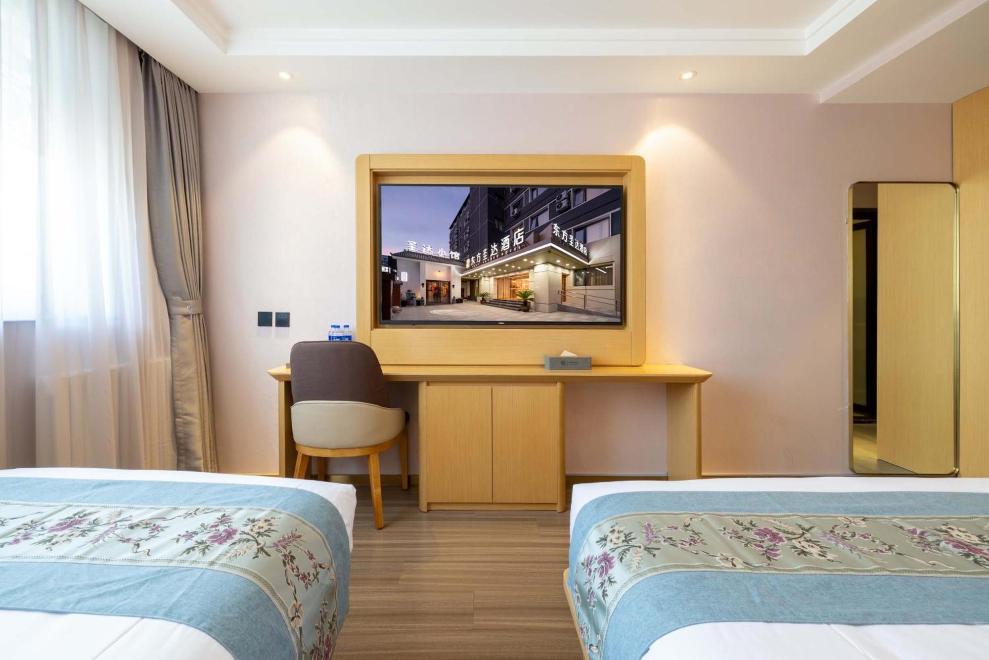 East Sacred Hotel--Very Near Beijing Tiananmen Square ,The Forbidden City,The Temple Of Heaven ,3 Minutes' Walk To Wangfujing Subway ,Located In The Center Of Beijing, Many Shopping Malls Around,Newly Renovated Hotel-Able To Receive Foreign Guests Pequim Exterior foto